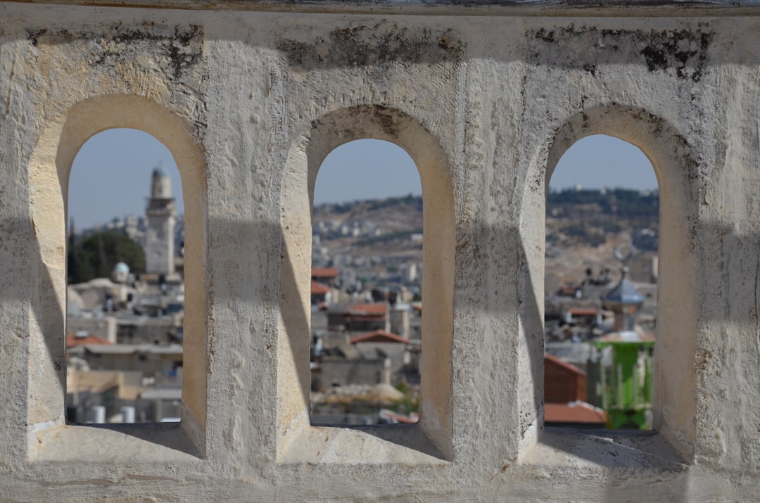 découvrez l'importance et la richesse de la synagogue, un lieu de culte et de rassemblement pour la communauté juive. explorez son histoire, son architecture unique et les pratiques spirituelles qui s'y déroulent.