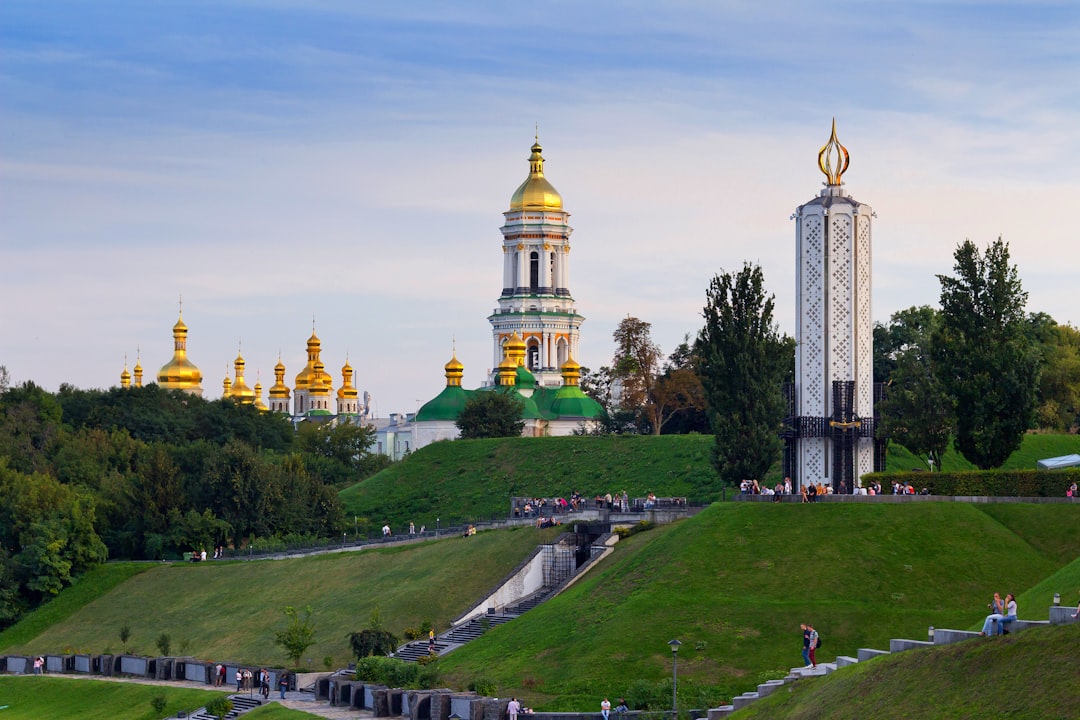 découvrez l'ukraine, un pays riche en histoire, culture et paysages variés. explorez ses villes emblématiques, sa gastronomie délicieuse et la chaleur de ses habitants. plongez dans la beauté naturelle de ses campagnes et la richesse de son patrimoine. une aventure captivante vous attend!