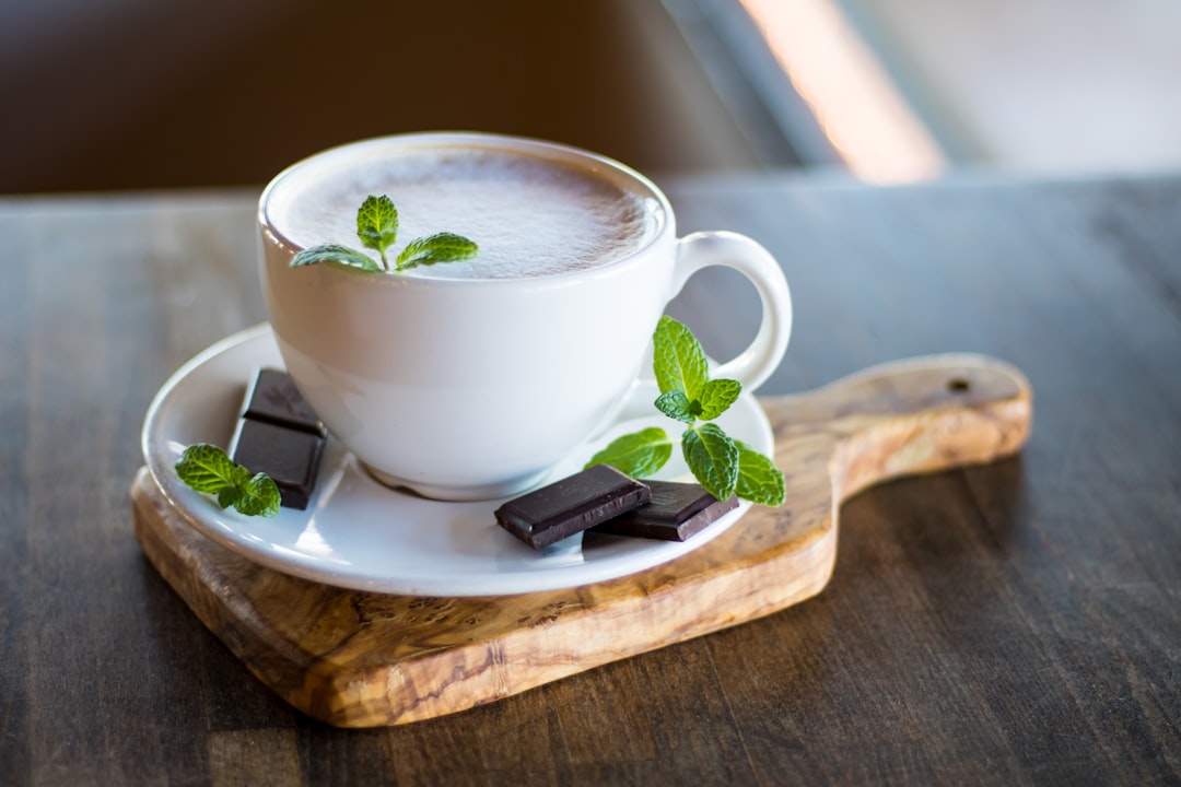 découvrez l'univers riche et intense du chocolat noir. explorez ses bienfaits pour la santé, ses arômes profonds, et savourez chaque carré de cette délicieuse indulgence. un voyage gustatif pour les amateurs de chocolat !