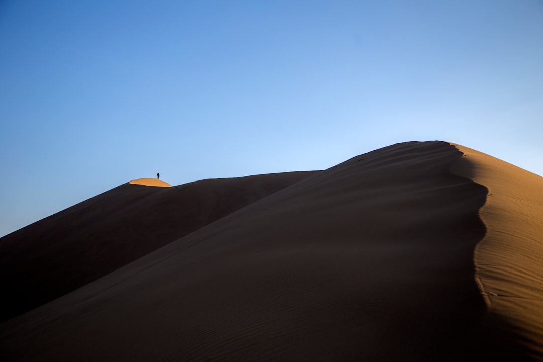 découvrez l'iran, un pays riche en histoire et en culture, où les merveilles architecturales anciennes se mêlent à des paysages naturels à couper le souffle. explorez sa diversité ethnique, sa cuisine savoureuse et ses traditions fascinantes.