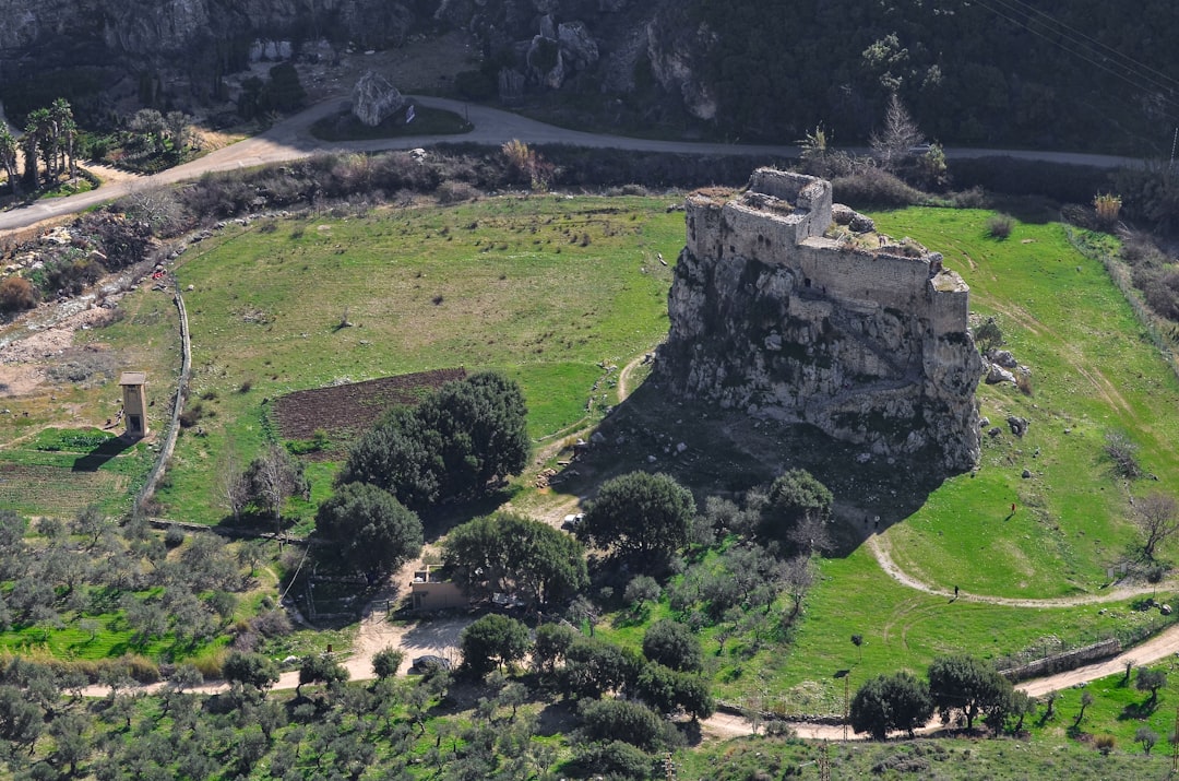 découvrez le liban, un pays riche en histoire et en culture, où les paysages splendides, la délicieuse cuisine méditerranéenne et l'hospitalité des habitants vous attendent. explorez les sites emblématiques de beyrouth, profitez des plages pittoresques et plongez dans la diversité de ce carrefour fascinant des civilisations.