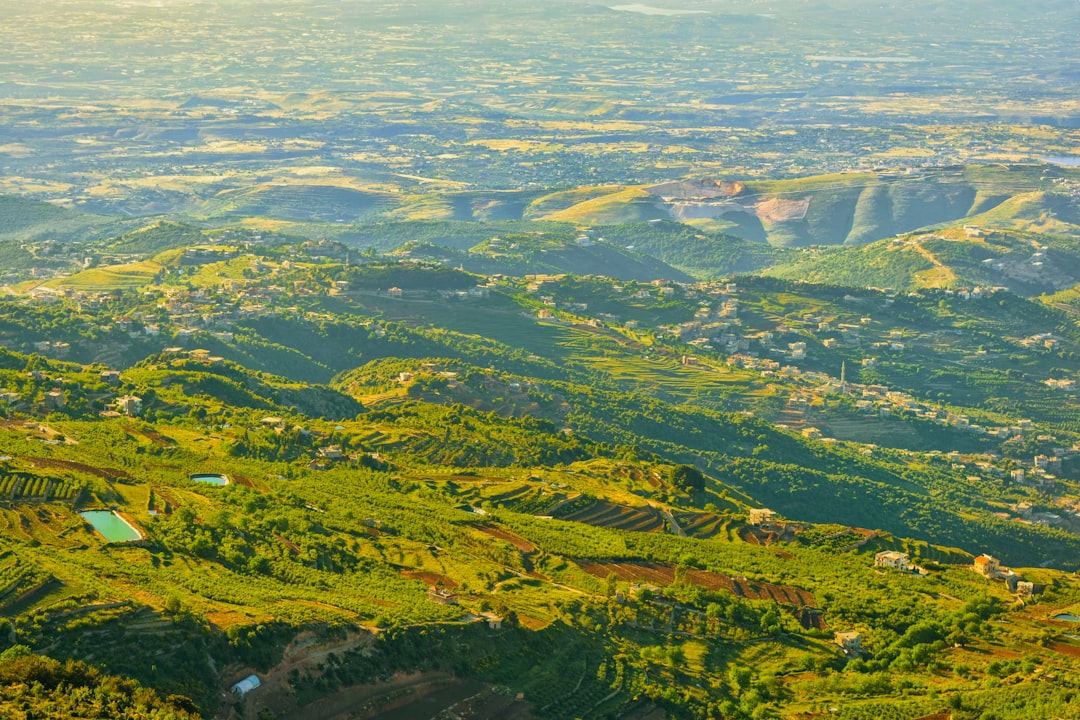 découvrez le liban, un pays riche en histoire, culture et paysages magnifiques. explorez ses villes emblématiques, savourez sa cuisine savoureuse et plongez dans la chaleur de son accueil légendaire. un voyage inoubliable vous attend au cœur du moyen-orient.