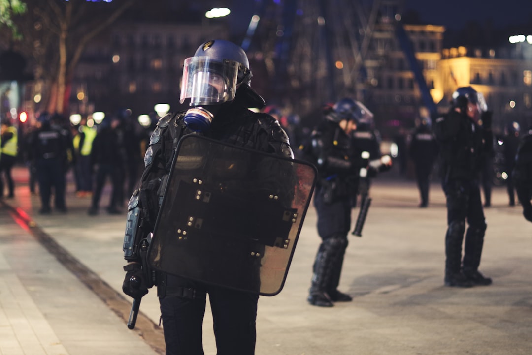 découvrez tout ce qu'il faut savoir sur les interventions de la police : procédures, protocoles et enjeux de sécurité publique. explorez les différents types d'interventions policières et leur impact sur la communauté.