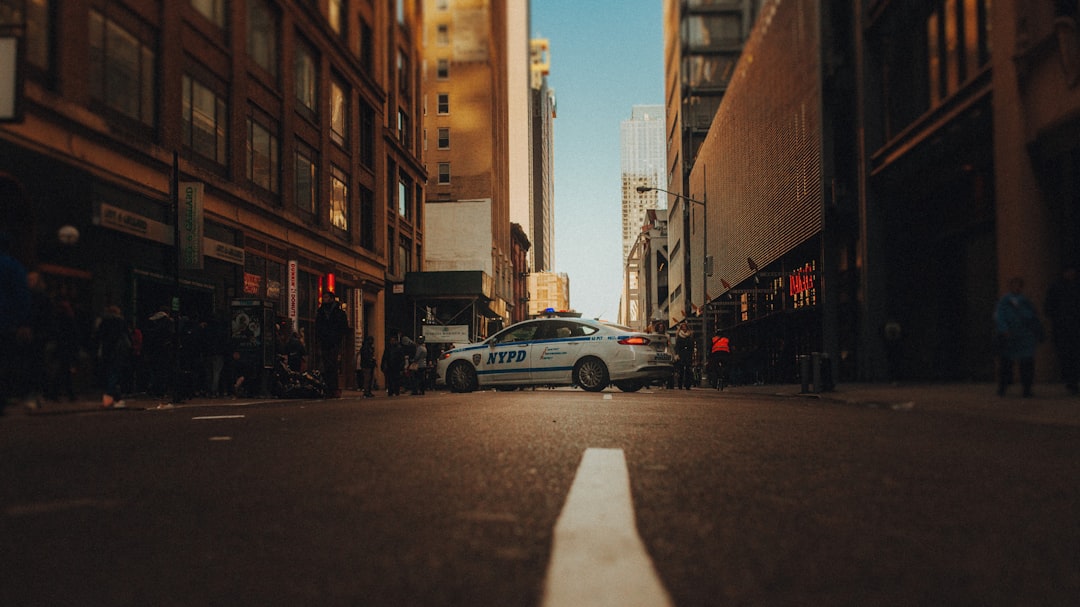 découvrez les différentes facettes des interventions policières : enjeux, procédures et impacts sur la sécurité publique. informez-vous sur le rôle crucial des forces de l'ordre dans la société.